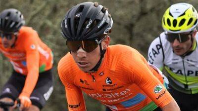 El ciclista Azurmendi, herido al chocar contra un corzo - en.as.com