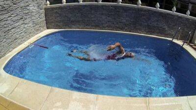 ¿Tu piscina es pequeña? Nada y haz ejercicio sin moverte con el Nadathlon - Showroom - en.as.com