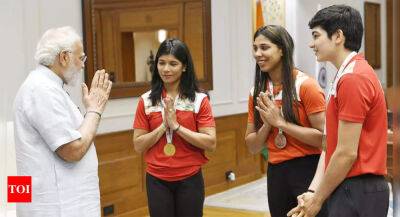 PM Modi meets world champion Nikhat Zareen, bronze medallists Manisha and Parveen