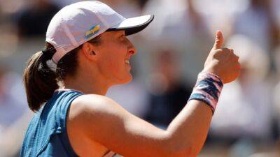 Swiatek benefits from double bounce no-call; into Roland-Garros SF