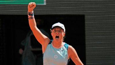 Iga Swiatek wins 33rd match in a row, reaches semifinals at French Open