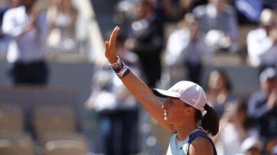 Swiatek primed for another shot at French Open title as semis loom