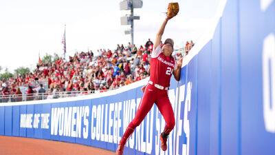 Oklahoma's Jayda Coleman makes incredible catch at Women's College World Series - foxnews.com - state Texas - state Oklahoma