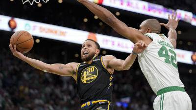 Curry scores 43 to beat Boston, Warriors tie NBA Finals 2-2