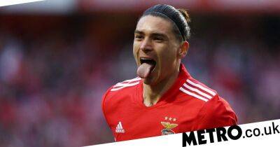 Virgil Van-Dijk - Darwin Núñez - Julian Ward - Liverpool set to sign Darwin Nunez in £85m deal from Benfica - metro.co.uk - Manchester - Portugal - Italy