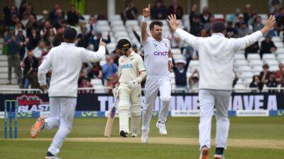 James Anderson claims 650th Test wicket as England look to seize initiative