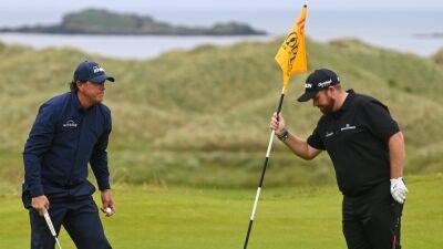 Lowry tees off alongside Mickelson at the US Open