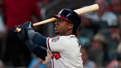 Braves' Albies leaves game with fractured left foot