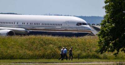 Plane suspected to be flying refugees to Rwanda lands at military base - manchestereveningnews.co.uk - Britain - Spain - Rwanda