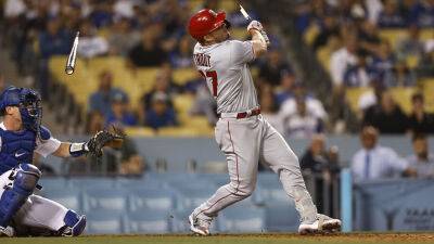 Mike Trout’s bat meets umpire’s face