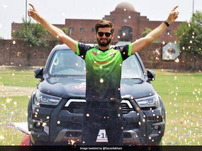 PSL Team Lahore Qalandars Gift Brand New Car To Captain Shaheen Afridi. Watch