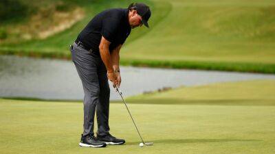US Open golf 2022: Phil Mickelson four putts from 10 feet as he makes horror start at Country Club in Brookline