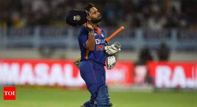 Star Sports - Rishabh Pant falling into outside off-stump trap, not a good sign: Sunil Gavaskar - timesofindia.indiatimes.com - South Africa - India
