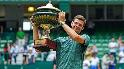 Hurkacz in top form for Wimbledon, makes quick work of Medvedev in Halle Open final