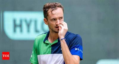 Daniil Medvedev fumes at coach during defeat to Hubert Hurkacz in Halle final