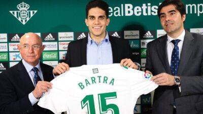 El Betis - Marc Bartra - Dos de lo fichajes estrella de Serra, ante un verano incierto - en.as.com