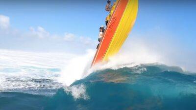 Teahupoo | Una ola gigante se come un barco con varios vascos a bordo
