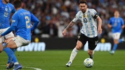 Lionel Messi - Paulo Dybala - Angel Di-Maria - Giovanni Di-Lorenzo - Argentina - Watch: Lionel Messi Twists Past Defender For Mesmerising Assist vs Italy In Finalissima - sports.ndtv.com - Italy - Argentina - London -  Martinez