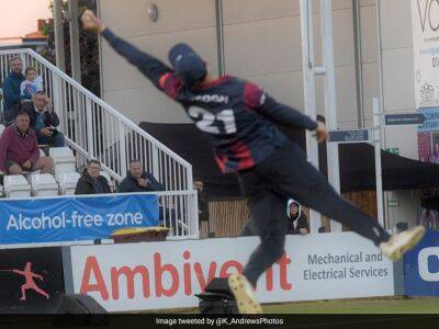 "One Of The Best Catches...": England Cricketer Rob Keogh Takes A One-Handed Wonder Catch In T20 Blast. Watch