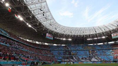 Hungría regatea la sanción de jugar a puerta cerrada y llena gradas con niños - en.as.com - Portugal -  Budapest
