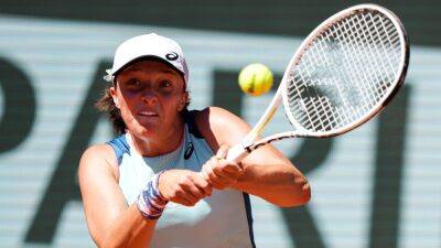 Iga Swiatek swots away Daria Kasatkina in French Open semi-finals