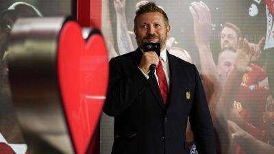 Richard Arnold - Ed Woodward - Richard Arnold's pub outing with Man Utd protestors: Twelve pints, pork scratchings and Frenkie de Jong – The Warm-Up - eurosport.com - Manchester