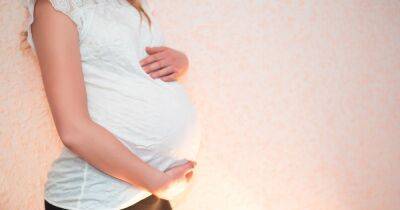 Early pregnancy symptoms and how your height affects when you start to show