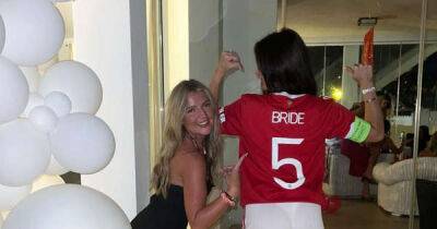 Harry Maguire’s new bride shows support for Man Utd star as she poses in No.5 shirt - msn.com - Manchester - France - Portugal