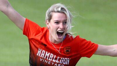 Danni Wyatt - Issy Wong - England Cricket - England name uncapped seamers Emily Arlott and Lauren Bell for South Africa Test - bt.com - South Africa - Georgia -  Taunton - county Bell