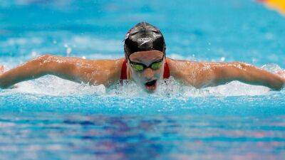 Summer McIntosh, 15, sets jr. record in women's 200m butterfly at aquatics worlds