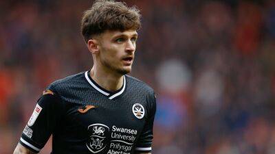 Midfielder Jamie Paterson extends his Swansea contract until the summer of 2024