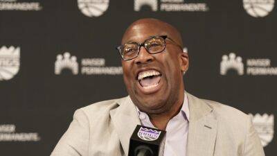 Mike Brown - Aaron Fox - Brown introduced as Kings coach after Warriors title - tsn.ca -  Boston - San Francisco - county Brown - county San Diego - county Kings -  Sacramento