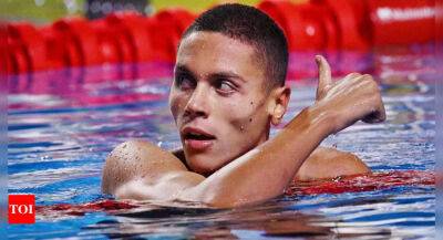 Romanian 17-year-old David Popovici wins 100m freestyle world title - timesofindia.indiatimes.com - Romania
