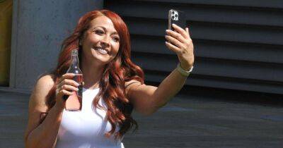 The Apprentice star Amy Anzel enjoys the sunshine with a bottle of cider in Salford - manchestereveningnews.co.uk - New York