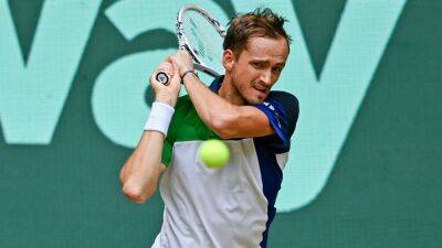 Top-ranked Daniil Medvedev upset by Roberto Bautista Agut, won't win title on grass in 2022