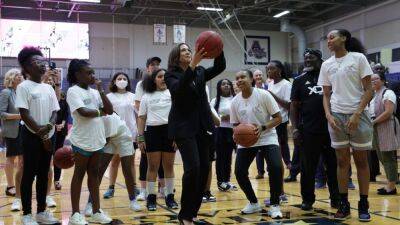 Kamala Harris - Kamala Harris' office posts video of VP sinking basketball shot, leaves out her first 5 misses - foxnews.com - Usa