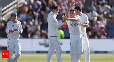 England strike late to seize control of 3rd Test