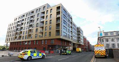 A.Greater - Man found dead as emergency services scramble to block of flats - manchestereveningnews.co.uk - Manchester