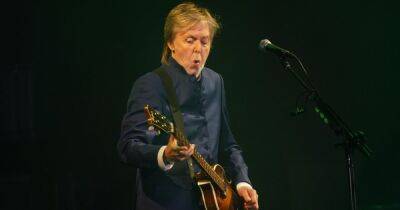 Wayne Rooney - Paul Maccartney - Glastonbury viewers left baffled as Sir Paul McCartney 'covers' the 'Postcode Lottery Song' - manchestereveningnews.co.uk