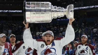 Cale Makar - Stanley Cup - Steven Stamkos - Ondrej Palat - Colorado Avalanche beat two-time defending champs to win Stanley Cup in Tampa - france24.com - Usa - Czech Republic - state Colorado - county Bay
