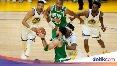 Stephen Curry - Jayson Tatum - Jaylen Brown - Chase Center - Derrick White - Final NBA 2022: Tumbangkan Warriors, Celtics Ambil Gim Pertama - sport.detik.com -  Boston - state Golden