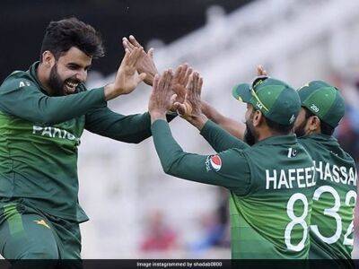 Babar Azam - Haris Rauf - Hasan Ali - Abdullah Shafique - Shadab Khan - "Ab Haath Neechay Ker Lo": Pakistan Cricketer Shadab Khan Trolls Teammate On Twitter - sports.ndtv.com - India - Pakistan -  Islamabad