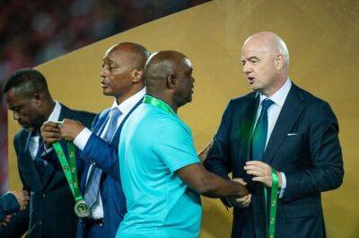 Pitso Mosimane gives medal to photographer after Champions League final: 'I don't play for silver'