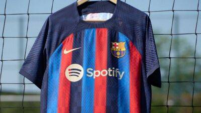 El Barcelona presenta su nueva equipación