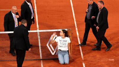 'Shocking scenes' - Protester ties herself to net causing delay in French Open match between Casper Ruud and Marin Cilic