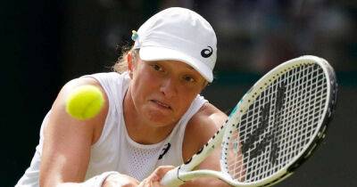 Reluctant superstar Iga Swiatek digs deep at Wimbledon to extend win streak