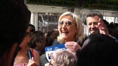 Agreden a Marine Le Pen con dos huevos en el norte de Francia
