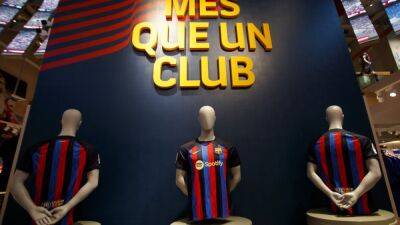 El Barcelona presenta su nueva equipación