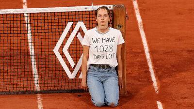 Roland Garros - Marin Čilić - Casper Ruud - French Open protester ties herself to net during men's semifinal - foxnews.com - France - Croatia - Norway -  Paris