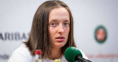 Iga Swiatek gets standing ovation for Ukraine message, saying ‘stay strong’ during Roland Garros speech